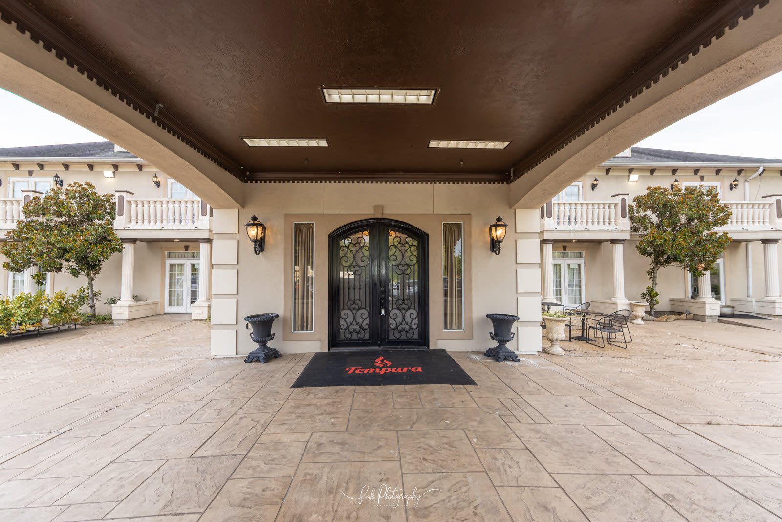 The covered entrance drive at Marquee Palace