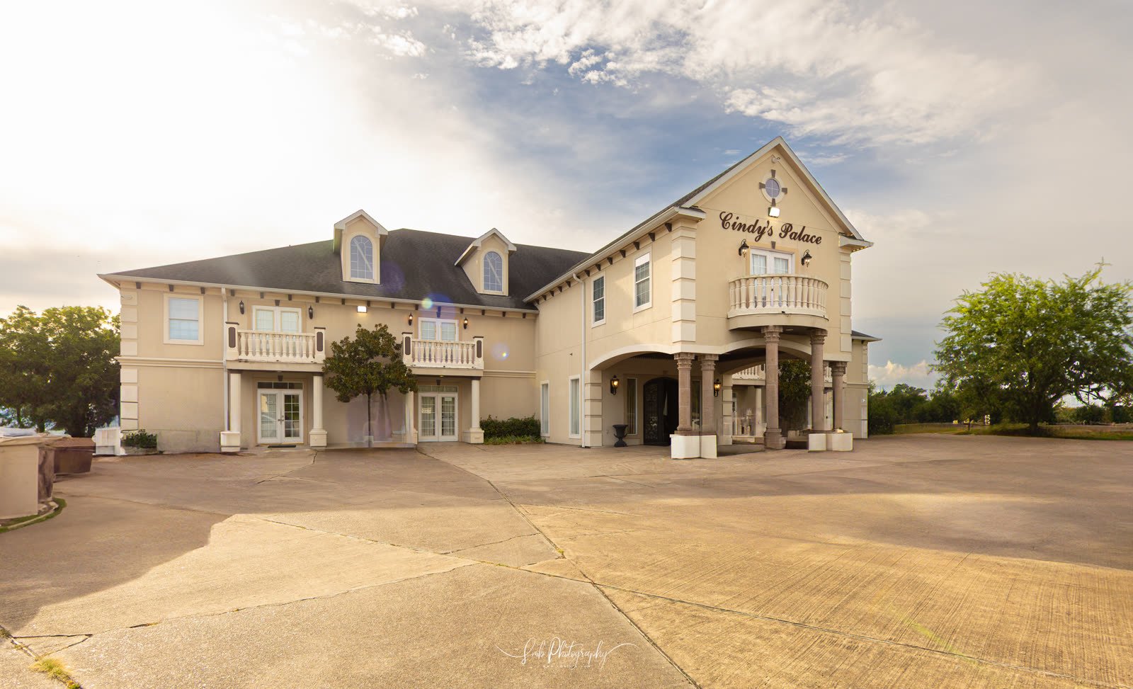 Marquee Palace Rosenberg, the Richmond banquet house, seen from the approach